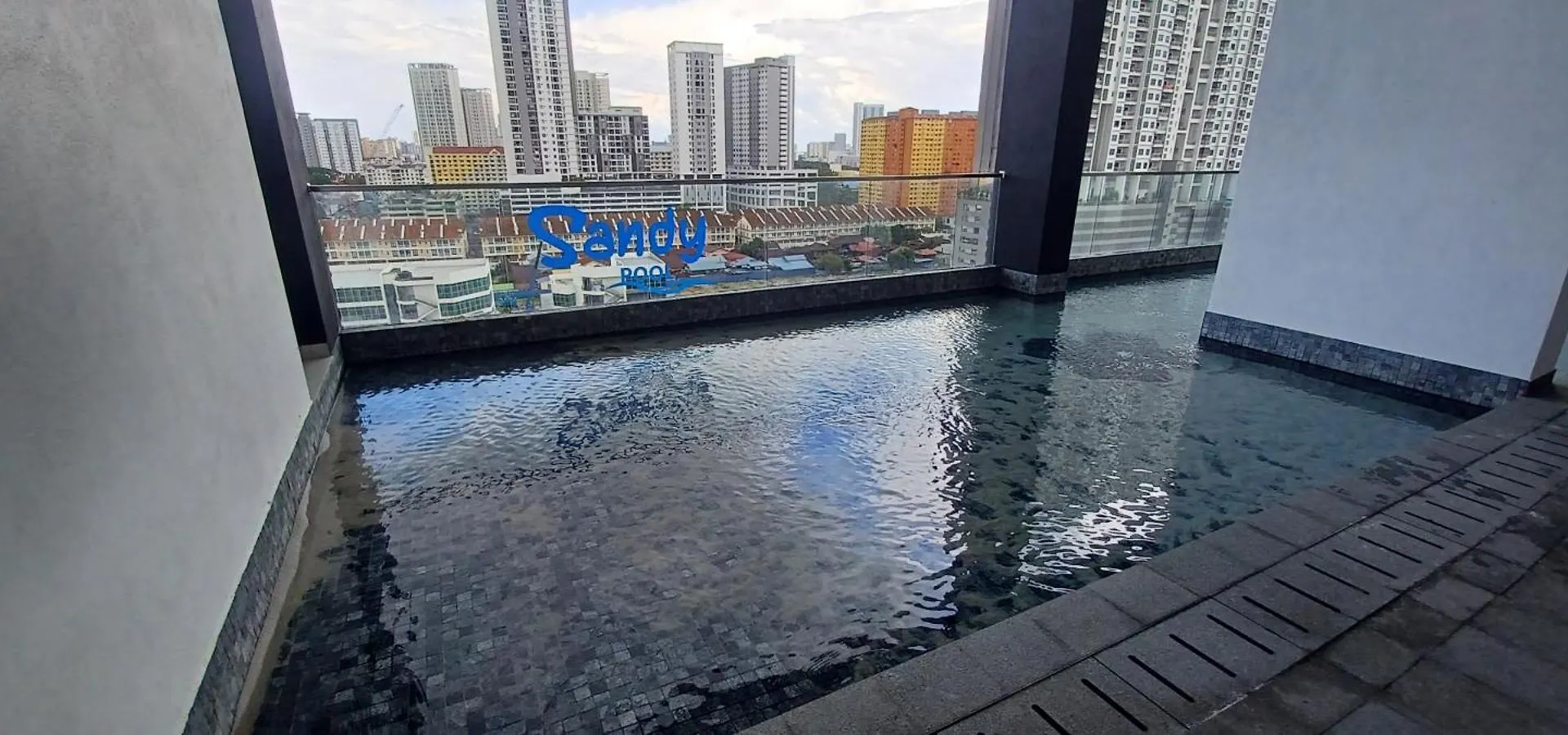 Stylish Urban Suite Penang - With Infinite Pool 日落洞 0*,