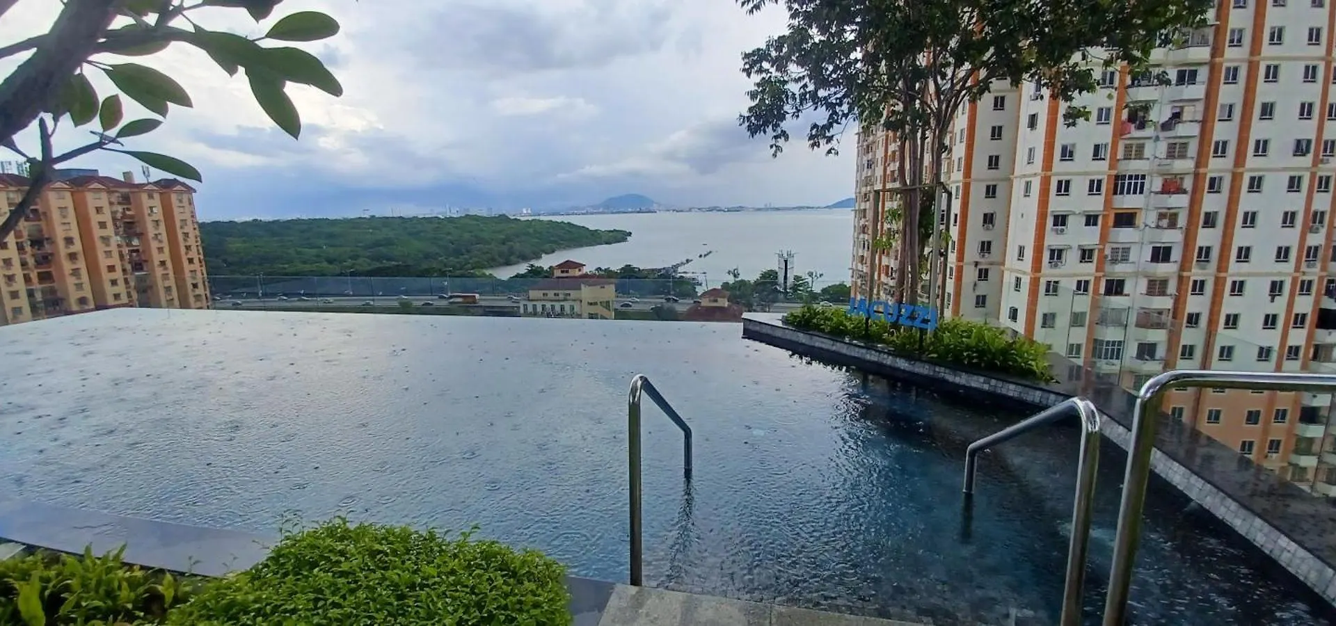 Stylish Urban Suite Penang - With Infinite Pool 日落洞 0*,